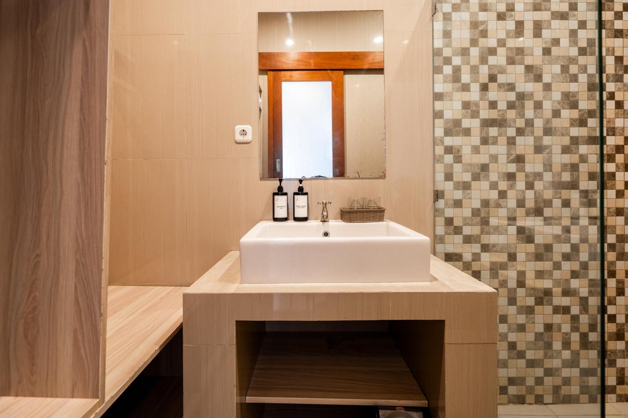 Mahesa Suites Seminyak Buitenkant foto